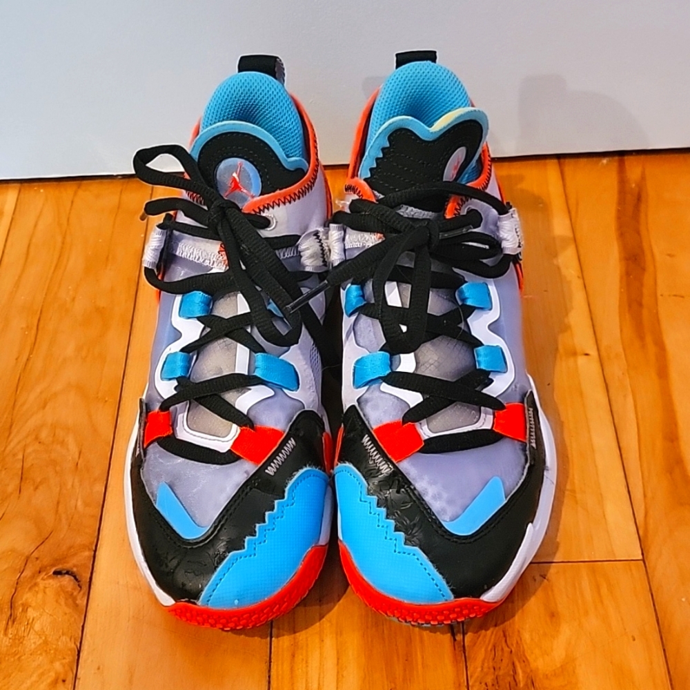 Kids basketball shoes
